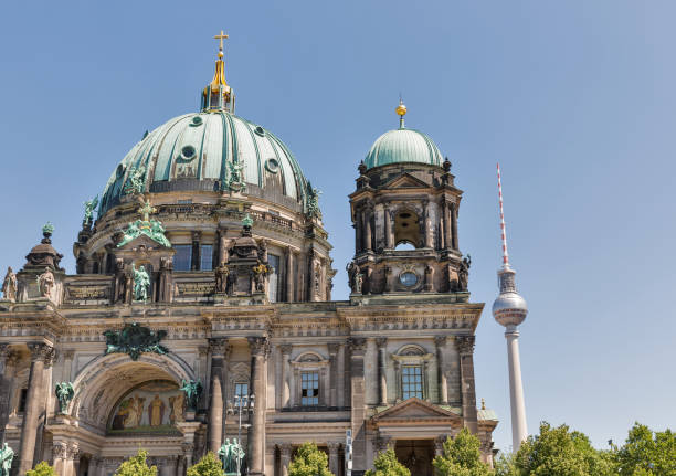 dom berliner dom auf der museumsinsel in berlin. - berlin cathedral berlin germany museum island sunlight stock-fotos und bilder