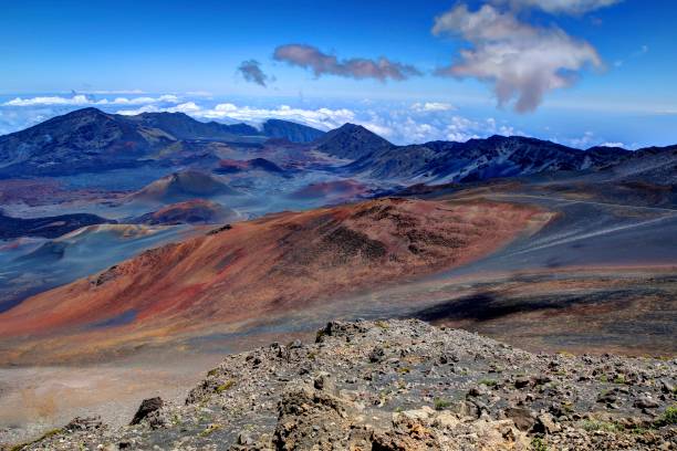 ハワイ島マウイ島のハレアカラ火山火口の景色 - 壮大な景観 ストックフォトと画像