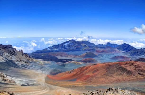 vistas del cráter del volcán haleakala en la isla hawaiana de maui - haleakala national park fotos fotografías e imágenes de stock