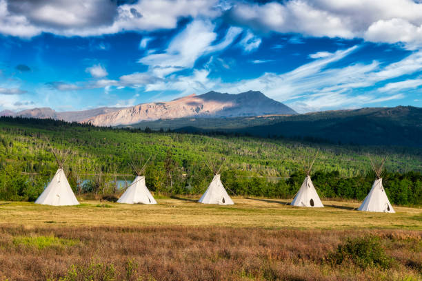 tipi in einem feld mit american rocky mountain - teepee first nations nature camping stock-fotos und bilder