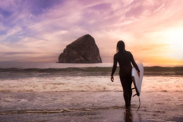 przygód dziewczyna z surf board będzie surfing - cape kiwanda state park zdjęcia i obrazy z banku zdjęć