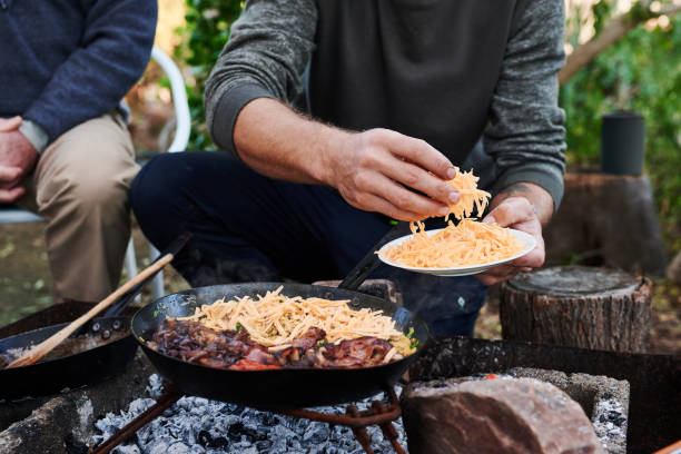 tam, gdzie jest ogień, pali się gorące jedzenie - pan frying pan fire fried zdjęcia i obrazy z banku zdjęć