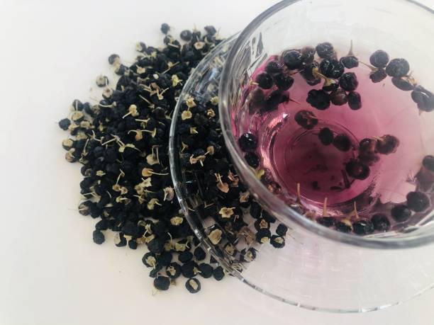 chińska medycyna ziołowa-owoce black wolfberry na białym tle - wolfberry berry chinese medicine berry fruit zdjęcia i obrazy z banku zdjęć