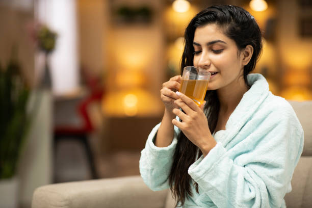 ritratto di una giovane donna con una bella foto d'archivio del sorriso - glass tea herbal tea cup foto e immagini stock