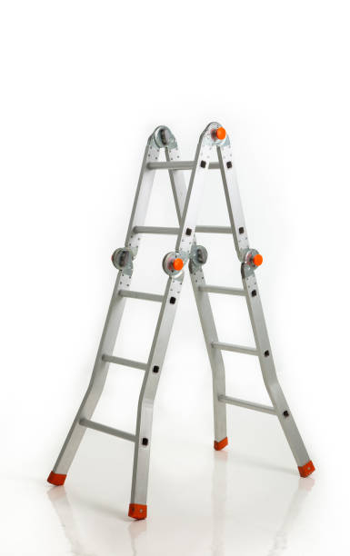 escalera de construcción aislada sobre fondo blanco - escaleras de aluminio fotografías e imágenes de stock