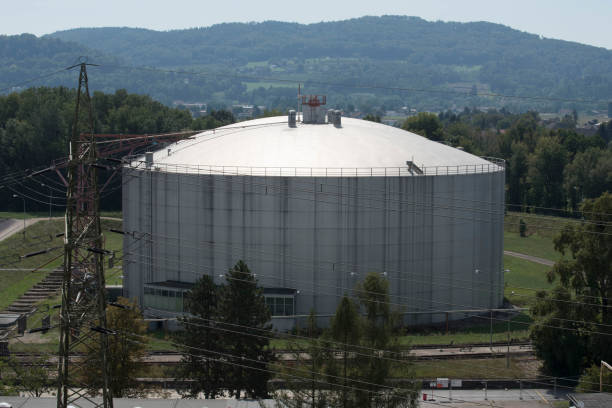 oil depot for storage of fossile fuels - naphtha imagens e fotografias de stock