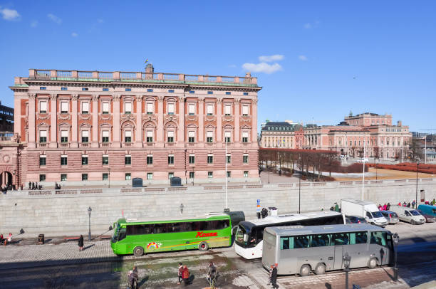 gebäude (riksdag) und königliches opernhaus, stockholm, schweden - sveriges helgeandsholmen stock-fotos und bilder