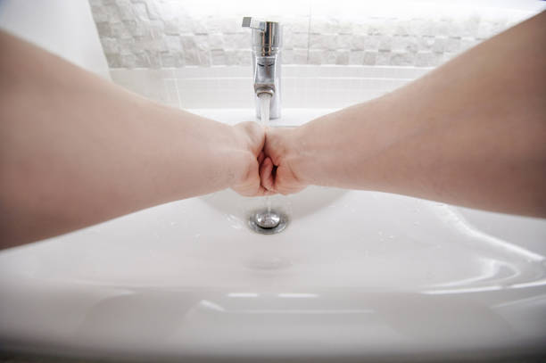 wash hands in white sink - water human hand stream clean imagens e fotografias de stock