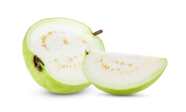 scheibe guave-frucht auf weißem hintergrund. - guave stock-fotos und bilder