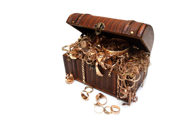 金の宝箱いっぱいの金の宝箱 - gold jewelry ring scrap metal ストックフォトと画像