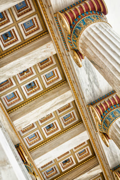 athènes grèce, détail de toit de l’académie nationale - ionic column neo classical classical greek photos et images de collection
