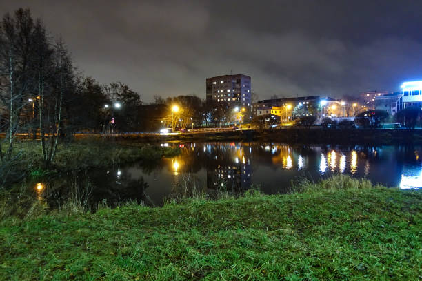 światła miejskie odbijają się w rzece. podolsk region moskiewski. rosja - podolsk zdjęcia i obrazy z banku zdjęć