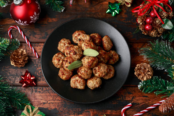 weihnachten schweinefleisch füllung fleischbällchen mit salbei und zwiebel. dekoration, geschenke, grüner baum zweig auf holz rustikale tisch - stuffed stock-fotos und bilder