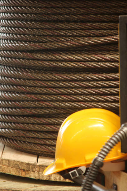corda d'acciaio e casco da lavoro - steel cable wire rope rope textured foto e immagini stock