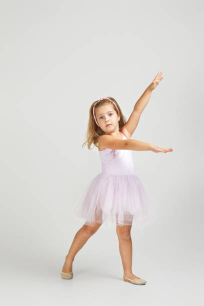 niña pequeña sueña con convertirse en una bailarina. - ballet dress studio shot costume fotografías e imágenes de stock