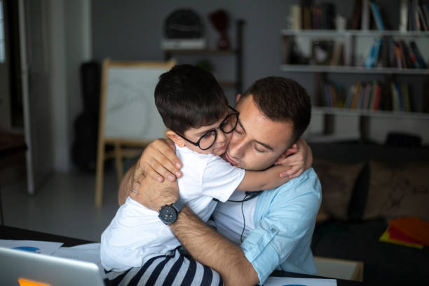 szczęśliwy tata i syn przedszkolaka relaksują się razem na kanapie - child discussion parent talking zdjęcia i obrazy z banku zdjęć