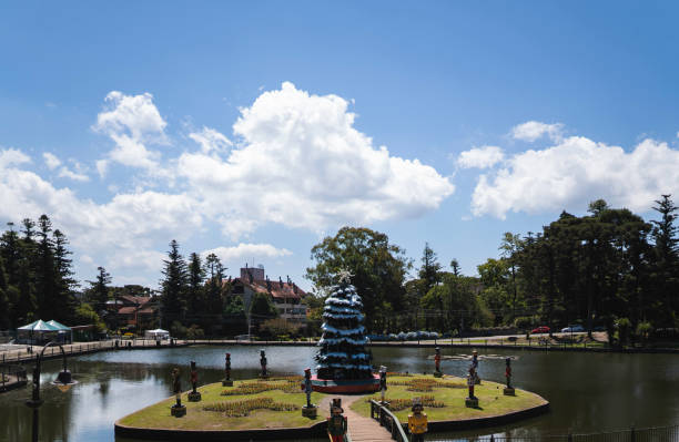 árbol de navidad en el lago joaquina rita bier en la ciudad de gramado, rio grande do sul, brasil. - boulevard mansion road grounds fotografías e imágenes de stock