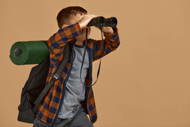 pequeño turista niño con binoculares - discovery binoculars boy scout searching fotografías e imágenes de stock