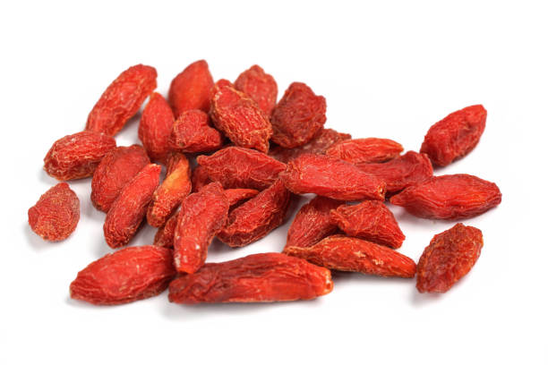 nahaufnahme foto von goji beere (wolfberry - lycium chinense) getrocknete früchte isoliert auf weißem hintergrund - organic dried fruit berry fruit dried food stock-fotos und bilder