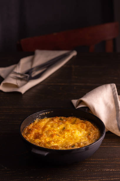 frittata con formaggio, mozzarella e zucca in stufata - cast iron skillet foto e immagini stock