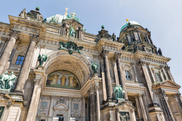 собор berliner dome на музейном острове в берлине, германия. - berlin cathedral berlin germany museum island sunlight стоковые фото и изображения