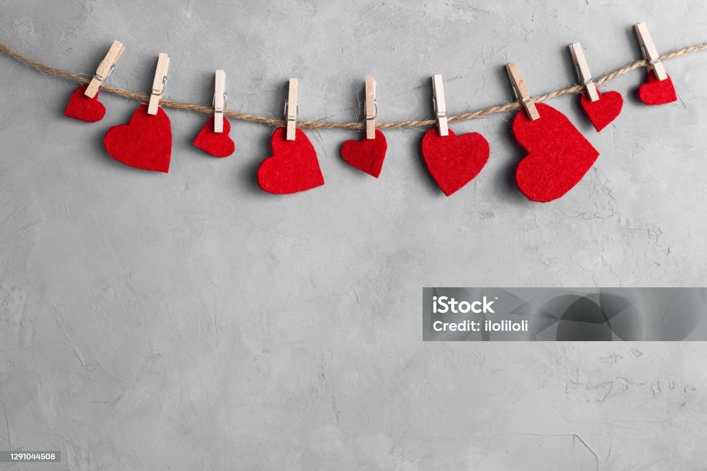 Rote Herzen am Seil mit Wäscheklammern, auf grauem Hintergrund - Lizenzfrei Valentinstag Stock-Foto