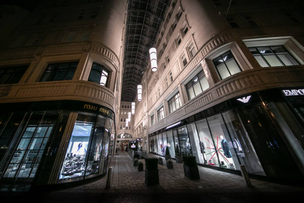 Empty streets and fashion stores in Vienna's 1st district during lockdown. VIENNA, AUSTRIA - DECEMBER 7, 2020 - Located in the heart of the city's historical center "Goldenes Quartier" hosts dozens of luxury boutiques. During the lockdown in December only pharmacies, banks, post offices, hospitals and supermarkets are allowed to stay open. The government asks people to stay at home between 20.00 and 06.00 therefore the usually busy areas are quiet and shops are closed. Fashion stores are suffering from a financial loss during Christmas compared to previous years. city street consumerism window display vienna stock pictures, royalty-free photos & images