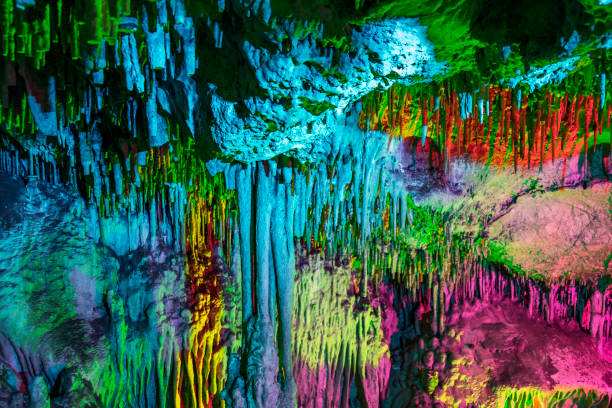 생생한 색상 조작을 가진 종유석과 석순염의 추상적 인 보기 - 동굴학 뉴스 사진 이미지