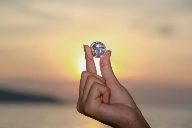 「太陽の下にダイヤモンドを拾う - sapphire ストックフォトと画像