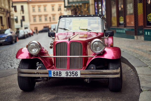 coche vintage aparcado en las calles de praga - classic europe urban scene prague fotografías e imágenes de stock