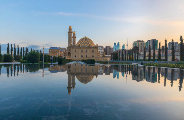 atardecer en uno de los parques de bakú - azerbaiyán fotografías e imágenes de stock