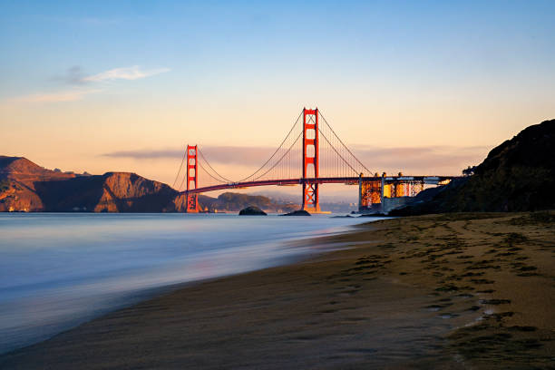 日没時のゴールデンゲート - baker beach ストックフォトと画像