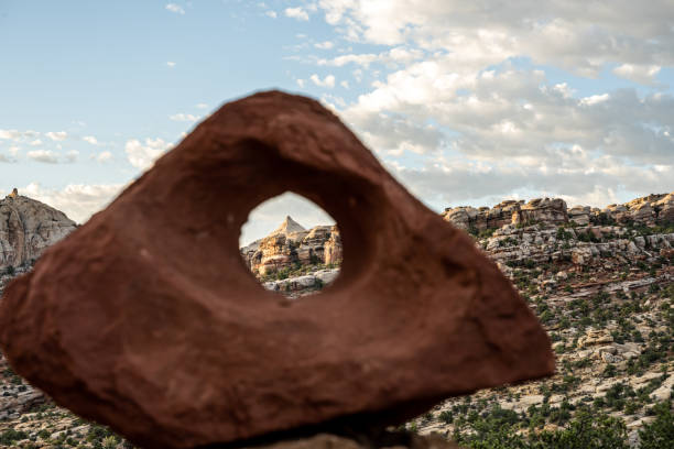 pico da montanha em foco através de rocha de arenito embaçada - cathedral - fotografias e filmes do acervo