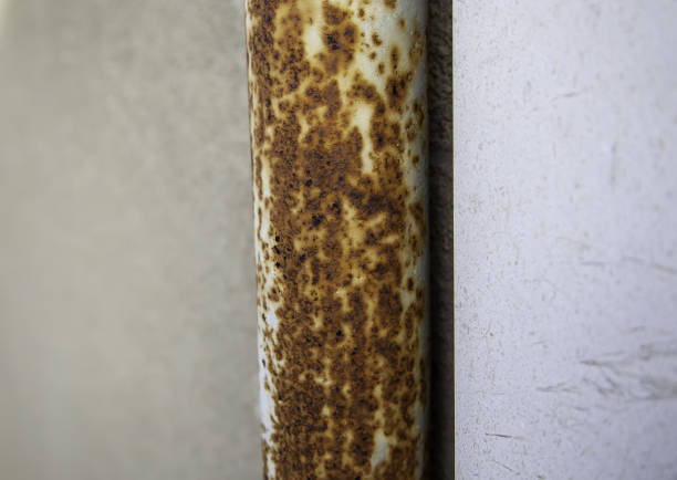 tubo corroso e arrugginito - water pipe rusty dirty equipment foto e immagini stock