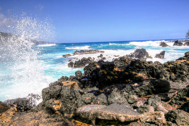 ハワイ島マウイ島のハナへの道沿いの海辺の景色 - waterfall maui hawaii islands hana ストックフォトと画像
