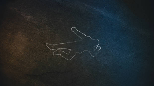 top down shot of a chalk body outline on the pavement symbolizing a crime scene done on a street at night. la ciencia forense investiga el asesinato con la muerte. - contorno de tiza fotografías e imágenes de stock