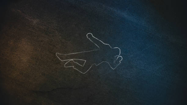 colpo dall'alto verso il basso di un contorno del corpo di gesso sul marciapiede che simboleggia una scena del crimine fatta in una strada di notte. le scienze forensi indagano sull'omicidio orribile con la morte. - murder foto e immagini stock