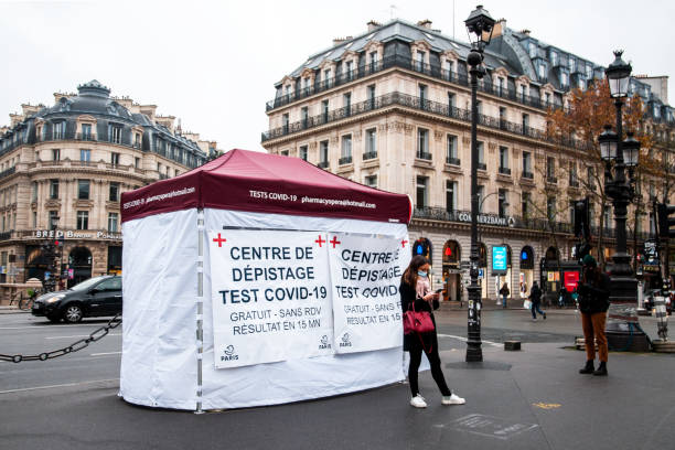 パリのcovid-19抗原検査テントの前で��待っている2人。 - opera opera garnier paris france france ストックフォトと画像
