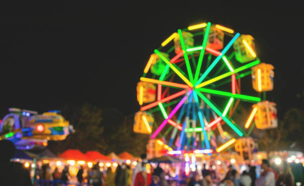 immagine della ruota panoramica sfocata con luci multicolori.sfondo sfocato. - ferris wheel wheel blurred motion amusement park foto e immagini stock
