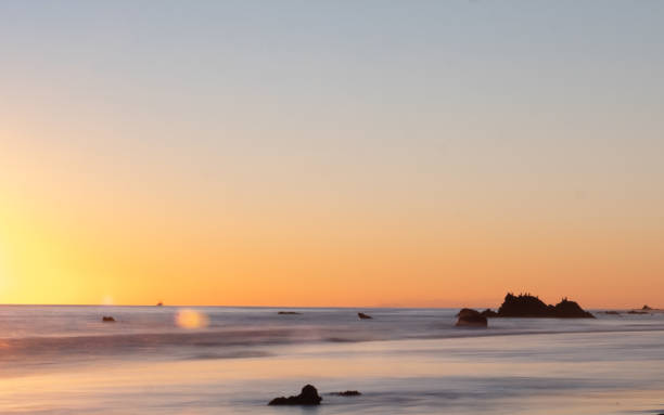 длинная экспозиция закат у побережья майбу - horizon over water malibu california usa стоковые фото и изображения