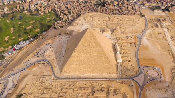 vista de paisagem aérea da pirâmide de khufu, paisagem das pirâmides de gizé. pirâmides históricas do egito filmadas por drone. - giza pyramids sphinx pyramid shape pyramid - fotografias e filmes do acervo