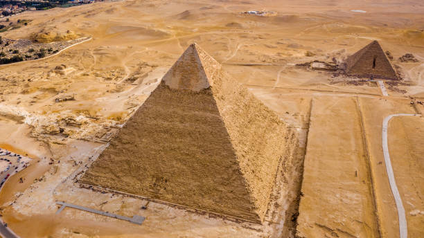 picture of the pyramid of king menkaure and the pyramid of king khafre - the great historical pyramids of giza in the light of day, one of the seven wonders of the world, giza - egypt - pyramid of mycerinus pyramid great pyramid giza imagens e fotografias de stock