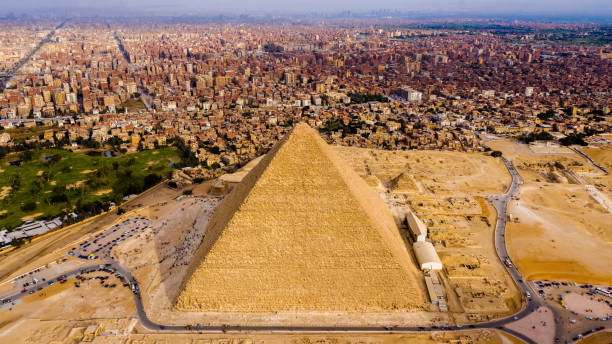 aerial landscape view of pyramid of khufu, giza pyramids landscape. historical egypt pyramids shot by drone. - giza pyramids sphinx pyramid shape pyramid imagens e fotografias de stock