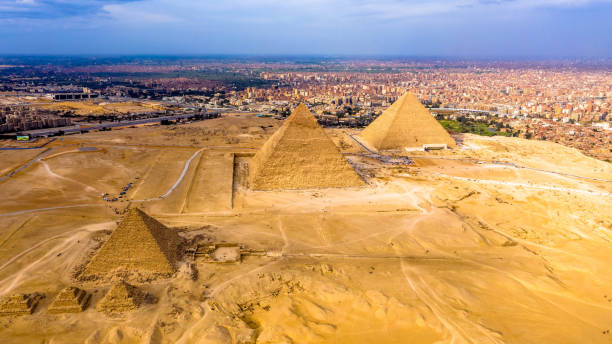 вид с воздуха на пирамиды гизы в египте, снятый беспилотником. - giza pyramids sphinx pyramid shape pyramid стоковые фото и изображения