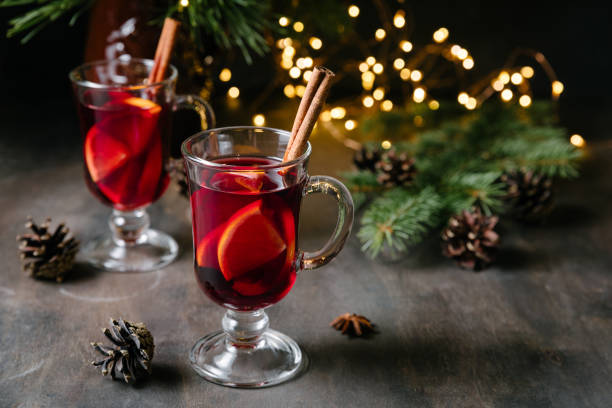 grzane wino. tradycyjne święta, nowy rok i napój zimowy z czerwonym winem, cytrusami i przyprawami. - mulled wine christmas tea heat zdjęcia i obrazy z banku zdjęć