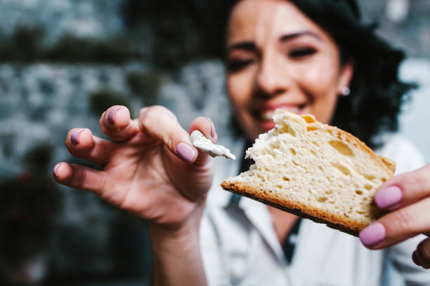 donna messicana che mangia rosca de reyes o torta dell'epifania, roscon de reyes con tradizionale tazza di cioccolato messicano - spanish culture women latin american and hispanic ethnicity mexican culture foto e immagini stock