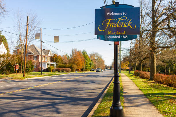 benvenuti al cartello di federico alla periferia della città. fondata nel 1745, questa storica città del maryland è sede della contea di frederick. - city symbol usa autumn foto e immagini stock