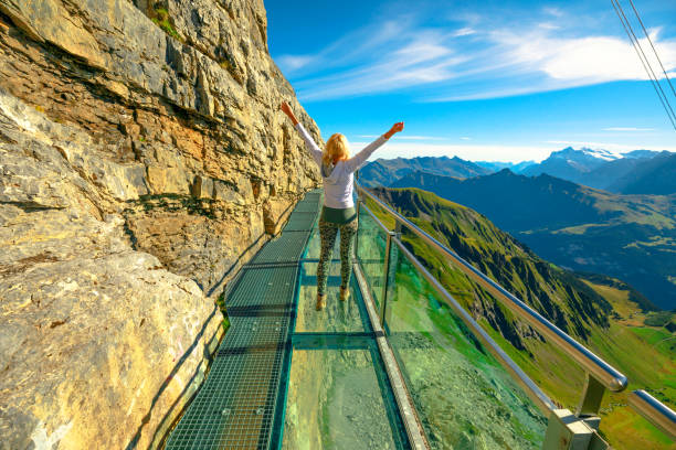 paseo emocionante en schilthorn - muerren fotografías e imágenes de stock