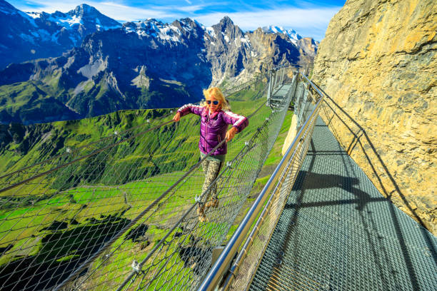 promenade de frisson sur schilthorn - muerren photos et images de collection