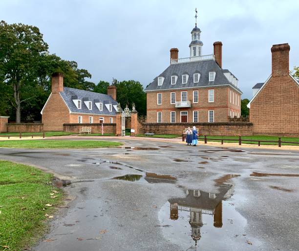 Governor's Palace Reflected in Puddle in Williamsburg, Virginia, USA Williamsburg, VA, USA - September 29, 2020: A rainy day view of the Governor's Palace, the home for the Royal Governors in Williamsburg, Virginia, USA. governor's palace williamsburg stock pictures, royalty-free photos & images